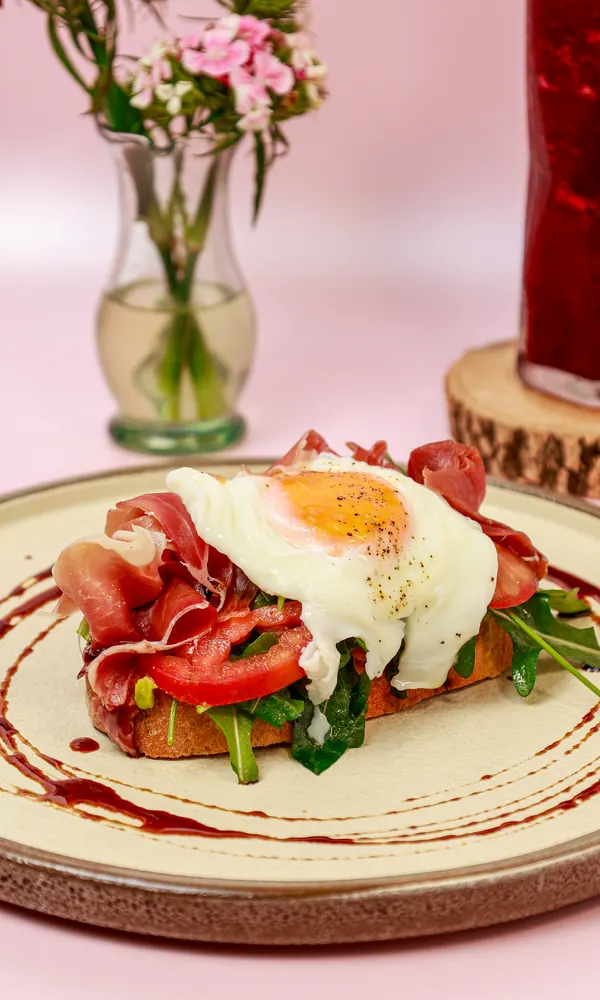 Risco del norte: tostada de masa madre con jamón serrano y huevo frito