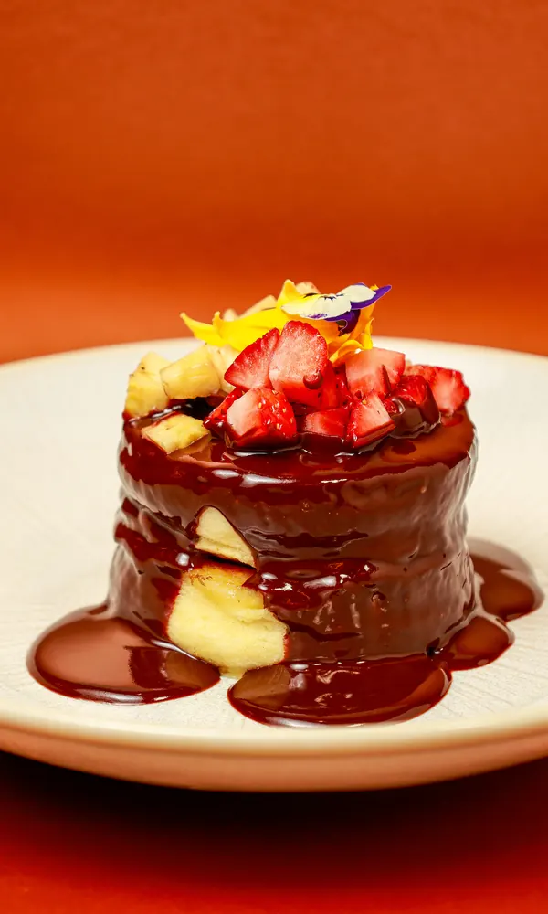 Tsunami de avellanas: pancakes fluffy con ganache de chocolate y fresas